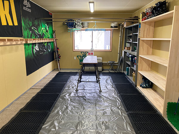Ski and snowboard drying and waxing room