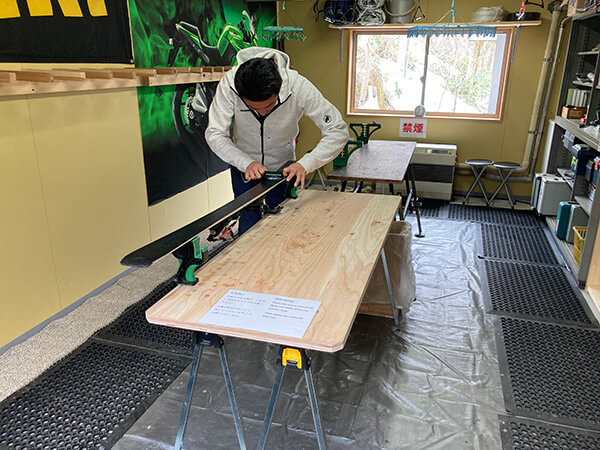 Ski and snowboard drying and waxing room