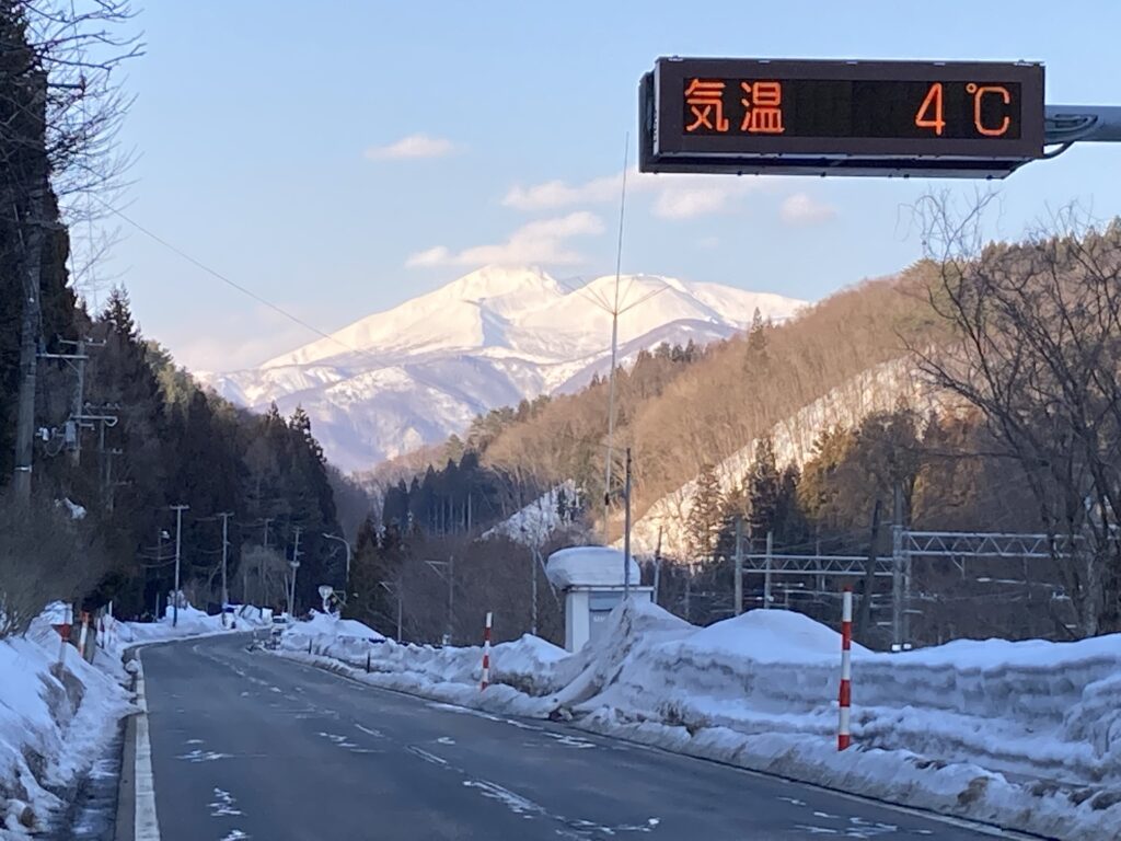 市内某所より望む秋田駒ヶ岳