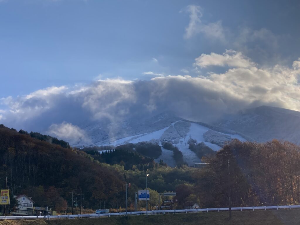 たざわ湖スキー場に初雪！