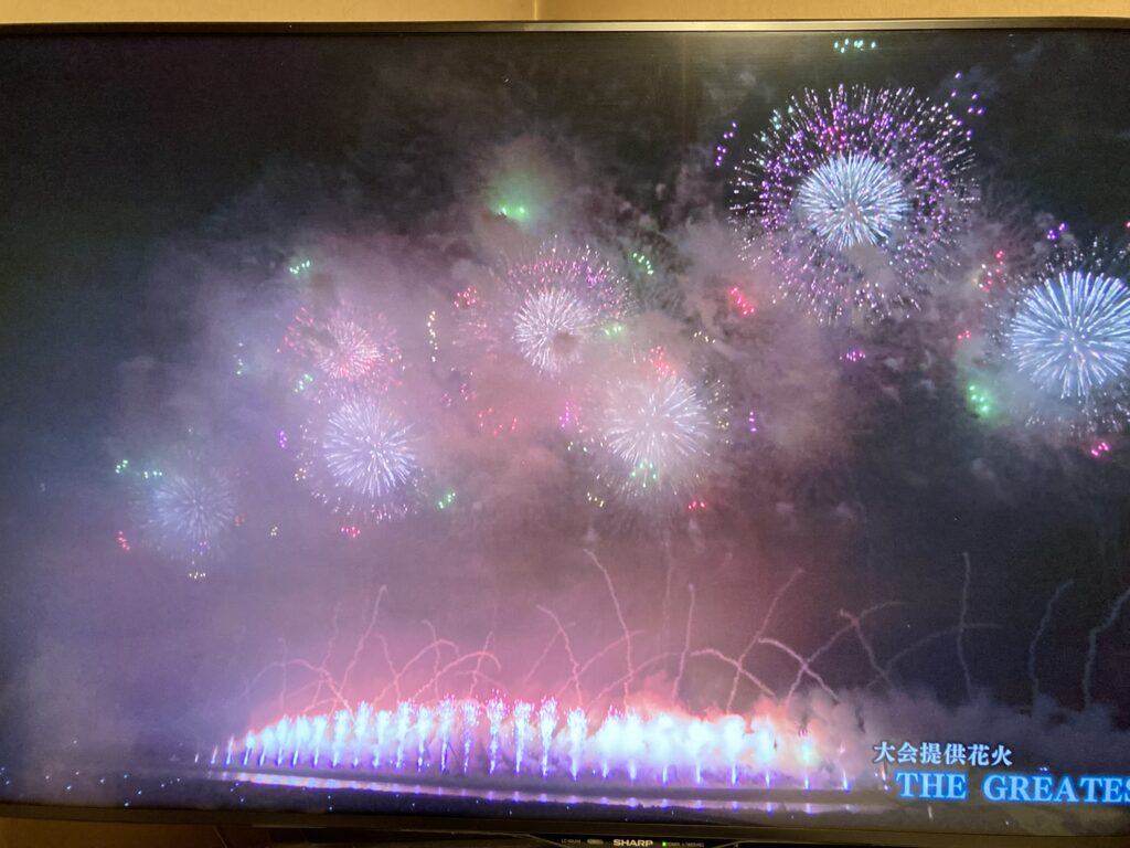 大曲の花火をテレビ観戦中
